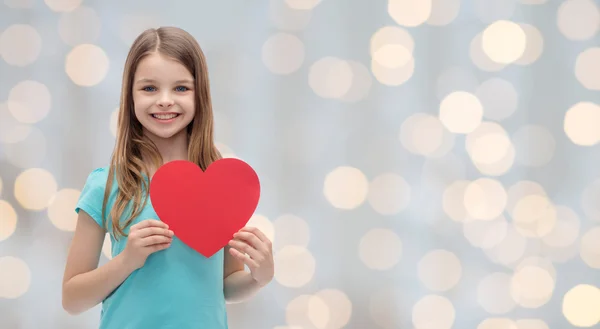 Niña sonriente con el corazón rojo — Foto de Stock