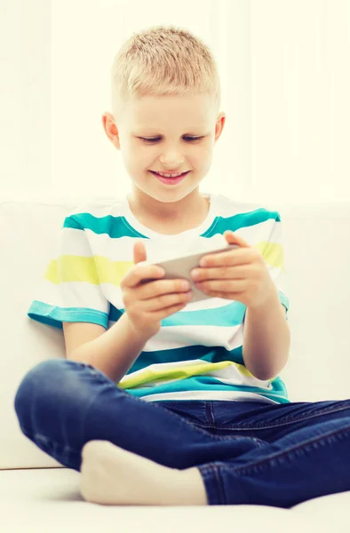 Усміхнений маленький хлопчик зі смартфоном — стокове фото