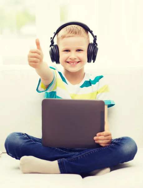 Niño pequeño con tablet PC y auriculares en casa —  Fotos de Stock