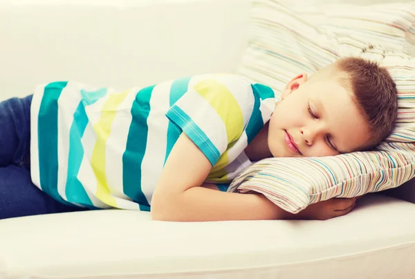 Menino dormindo em casa — Fotografia de Stock