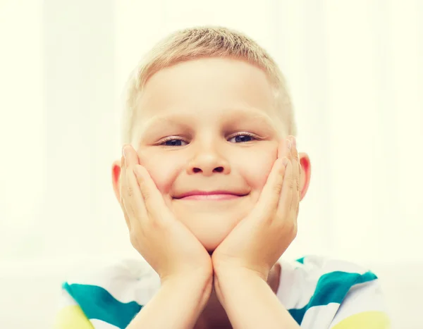 Petit garçon étudiant souriant à la maison — Photo