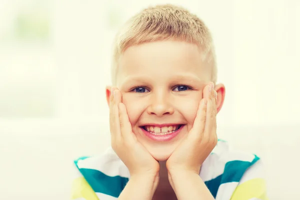 Lachende kleine jongen thuis — Stockfoto