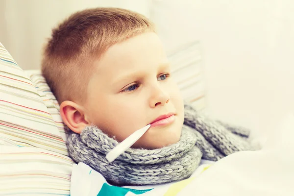 Nemocný chlapec s chřipkou doma — Stock fotografie