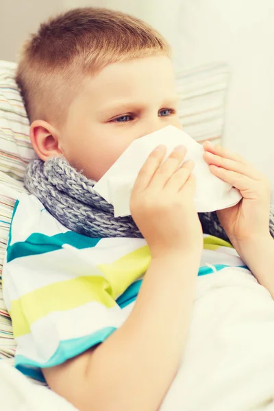 Menino doente com gripe em casa — Fotografia de Stock