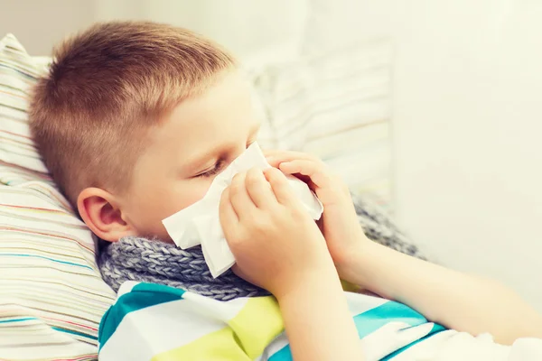 Menino doente com gripe em casa — Fotografia de Stock