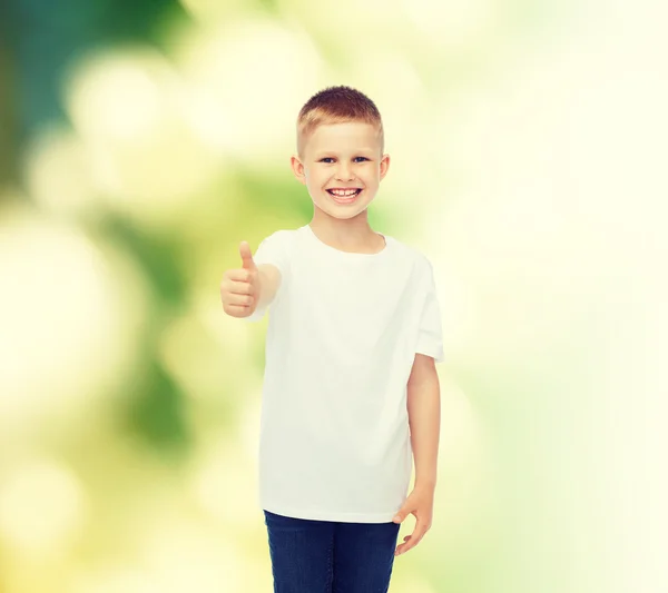 Sorrindo menino em branco t-shirt mostrando polegares para cima — Fotografia de Stock