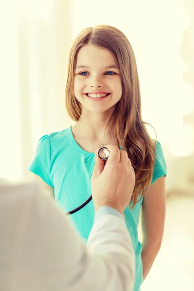 Male doctor with stethoscope listening to child — Stock Photo, Image