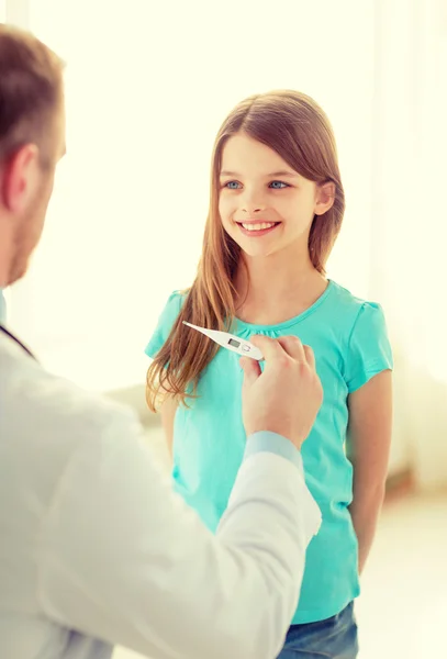 Doctor masculino con temperatura de medición del niño — Foto de Stock