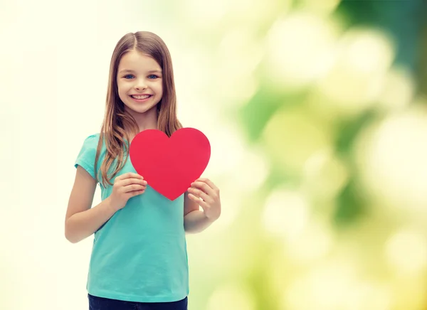 Sorrindo menina com coração vermelho — Fotografia de Stock