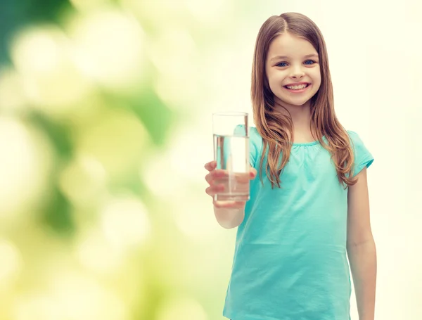 Sorridente bambina che dà un bicchiere d'acqua — Foto Stock