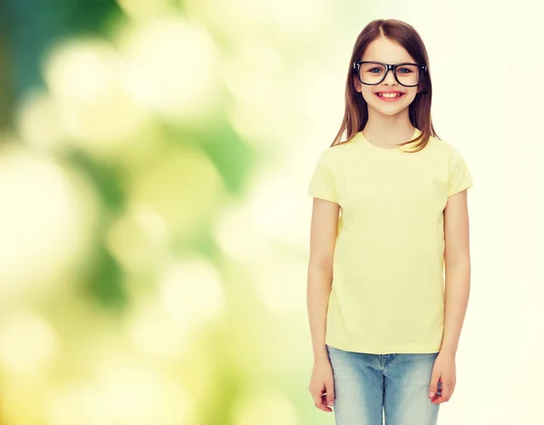 Sorrindo bonito menina em óculos pretos — Fotografia de Stock