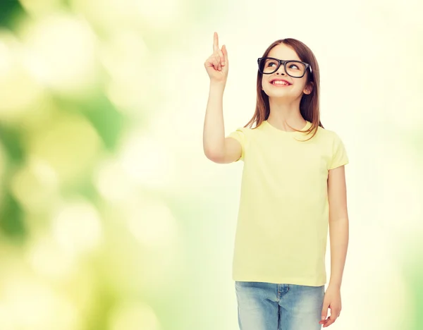 Sorrindo bonito menina em óculos pretos — Fotografia de Stock