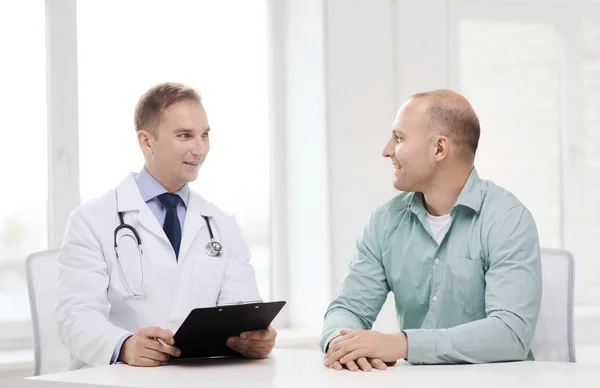 Doctor with clipboard and patient in hospital — Stock Photo, Image