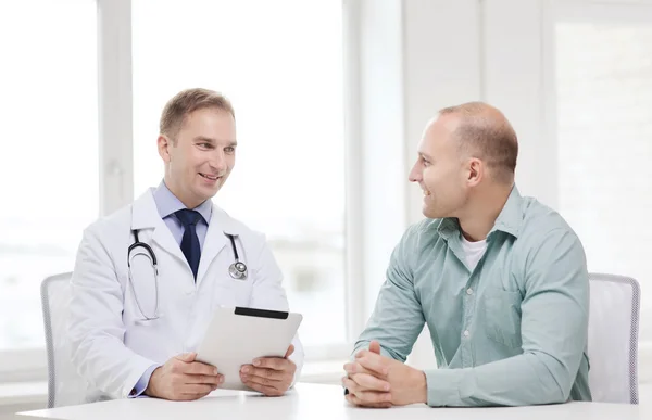 Doctor with tablet pc and patient in hospital — Stock Photo, Image