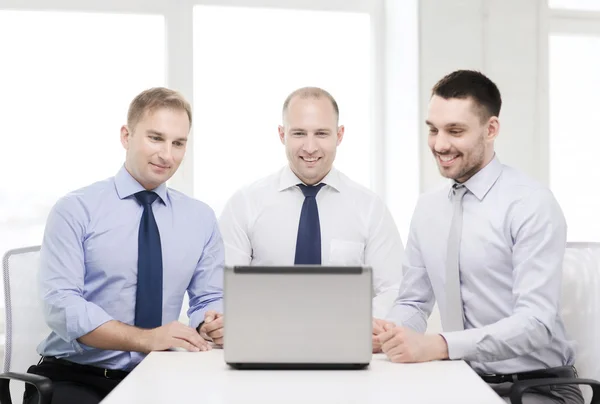 Equipe de negócios trabalhando com laptop no escritório — Fotografia de Stock