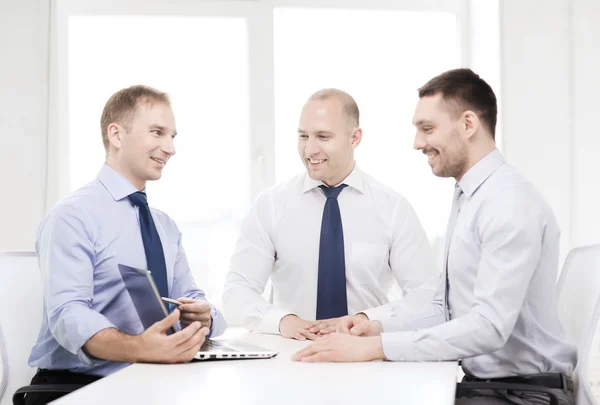 Business team working with laptop in office — Stock Photo, Image