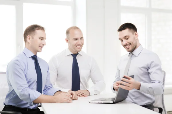 Equipo de negocios trabajando con el ordenador portátil en la oficina — Foto de Stock