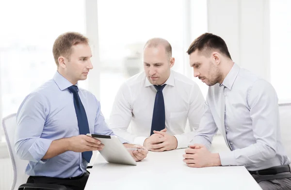 Geschäftsteam arbeitet im Büro mit Tablet-PC — Stockfoto