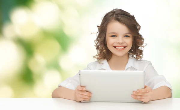 Feliz chica sonriente con la computadora de la tableta PC — Foto de Stock