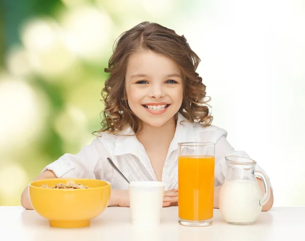 Menina feliz comer café da manhã saudável — Fotografia de Stock