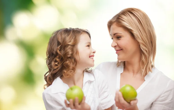 Mãe feliz e filha com maçãs verdes — Fotografia de Stock