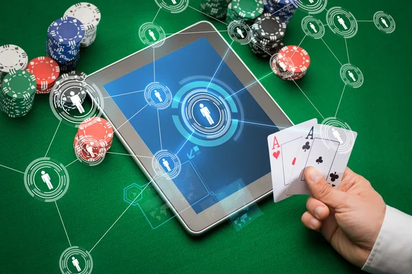 Casino pokerspeler met kaarten, Tablet PC- en chips — Stockfoto