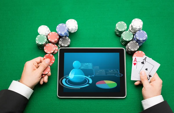 Jogador de poker casino com cartões, tablet e fichas — Fotografia de Stock