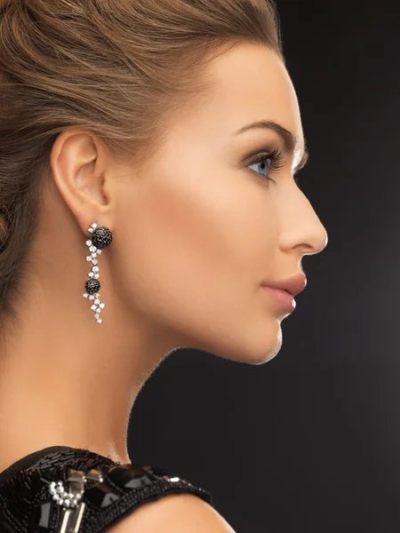 Mujer con pendientes de diamantes brillantes —  Fotos de Stock