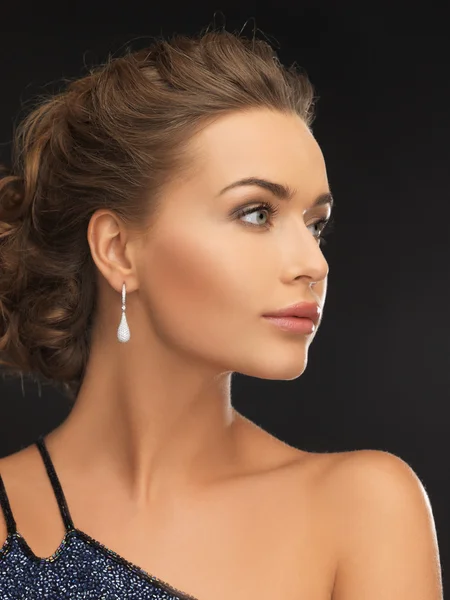 Frau mit Diamant-Ohrringen — Stockfoto