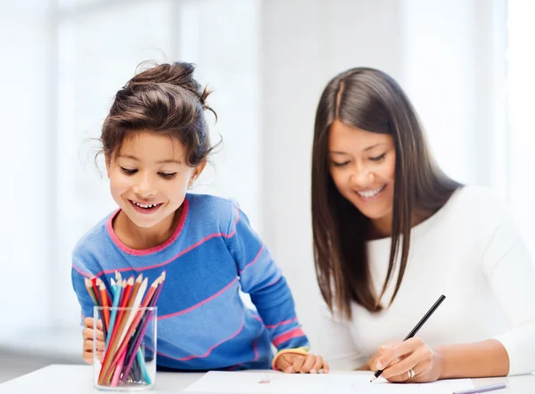 Mutter und Tochter zeichnen — Stockfoto