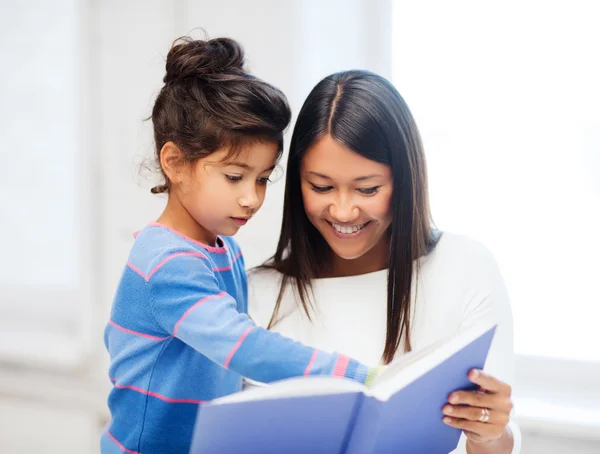 Mutter und Tochter mit Buch — Stockfoto