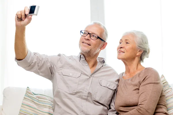 Feliz pareja de ancianos con cámara en casa — Foto de Stock