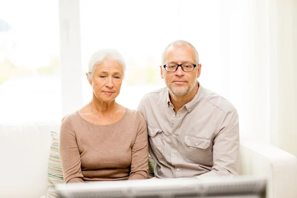 Senior couple watching tv at home — Stock Photo, Image