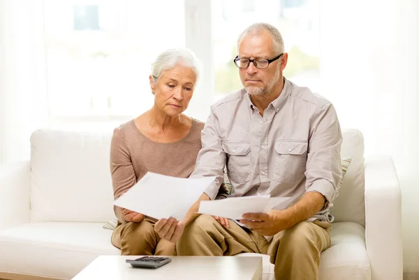 Senior couple with papers and calculator at home — Stock Photo, Image