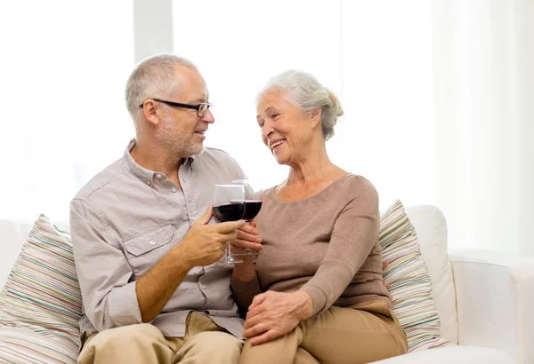 Happy senior couple with glasses of red wine — Stock Photo, Image