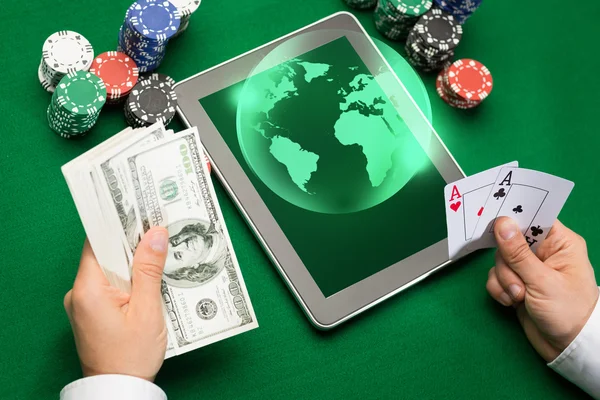 Jugador de poker casino con cartas, tabletas y fichas — Foto de Stock