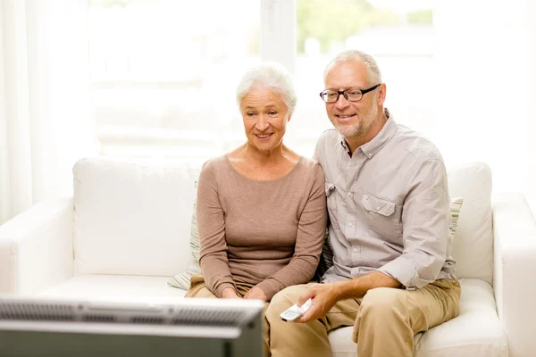 Glückliche Senioren-Paar vor dem Fernseher zu Hause — Stockfoto