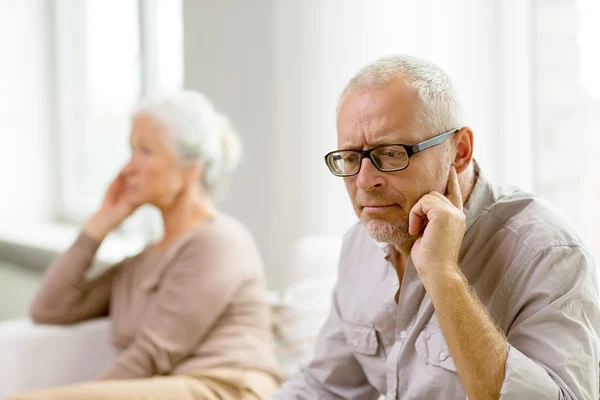 Seniorenpaar sitzt zu Hause auf Sofa — Stockfoto