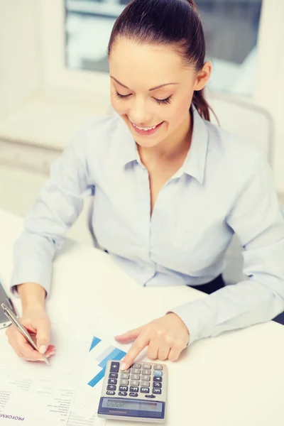 Empresaria que trabaja con documentos en la oficina — Foto de Stock