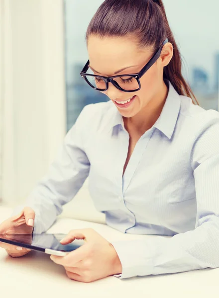 Femme d'affaires souriante dans des lunettes avec tablette pc — Photo