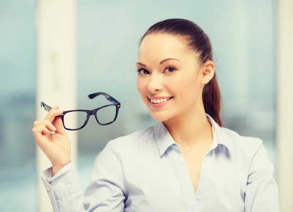 Смеющаяся деловая женщина в очках — стоковое фото