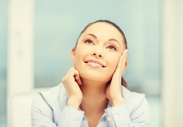 Sorridente donna d'affari sognando in ufficio — Foto Stock