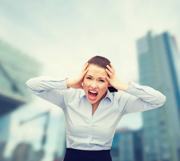 Irritado gritando empresária ao ar livre — Fotografia de Stock