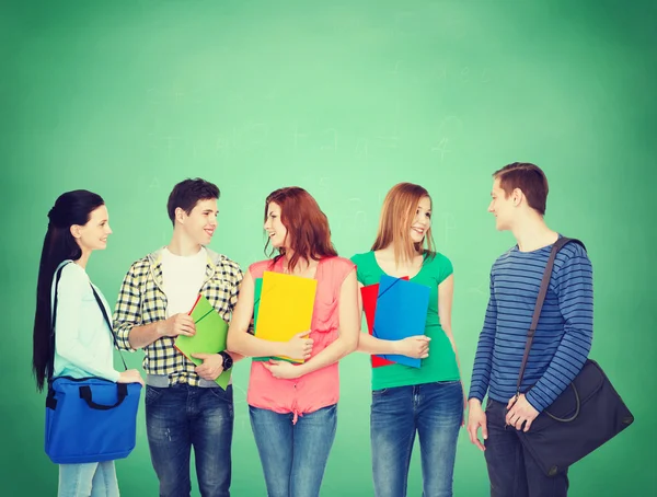 Groep lachende studenten permanent — Stockfoto