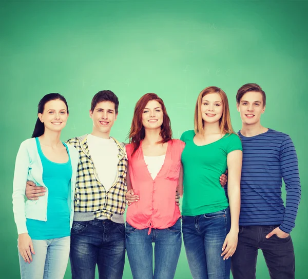 Grupo de estudiantes sonrientes de pie — Foto de Stock