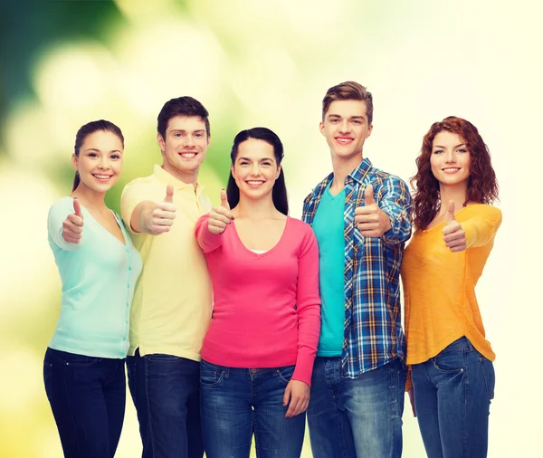 Gruppe lächelnder Teenager vor grünem Hintergrund — Stockfoto