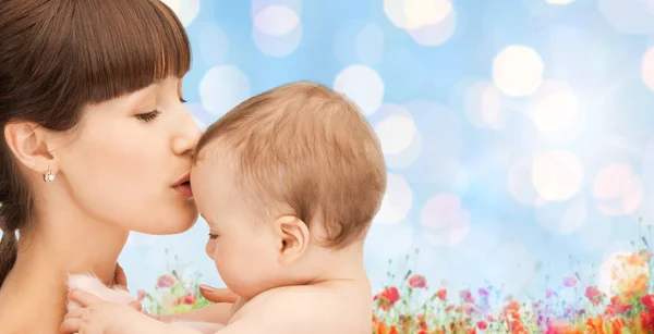 Mãe feliz com bebê sobre fundo natural — Fotografia de Stock