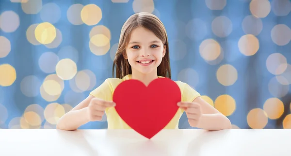 Uśmiechnięta dziewczynka z czerwonym sercem — Zdjęcie stockowe
