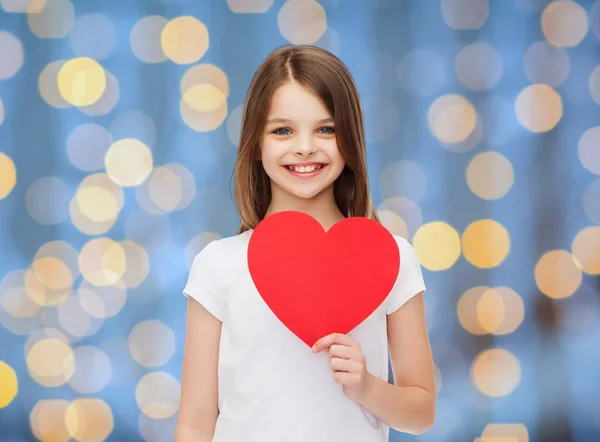 Sorrindo menina com coração vermelho — Fotografia de Stock