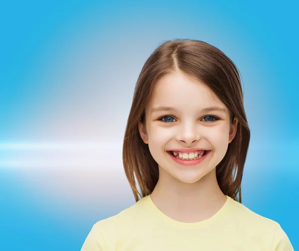 Lächelndes kleines Mädchen auf weißem Hintergrund — Stockfoto